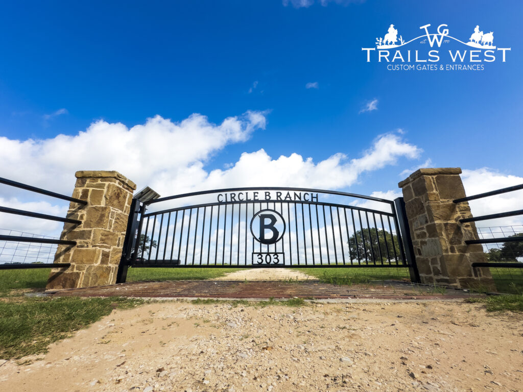 Ranch entrance with gate automation